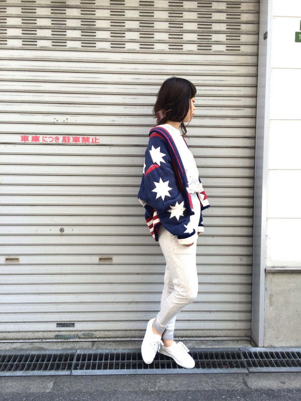 「used、ホワイト、vintage、スウェットパンツ、ラクチンコーデ、USA、星条旗、古着、白スニーカー」｜「VINTAGEのアイテム（その他アウター、ブルー系）」を使った、うめさん（レディース・159cm）の春コーディネートの1枚目の写真