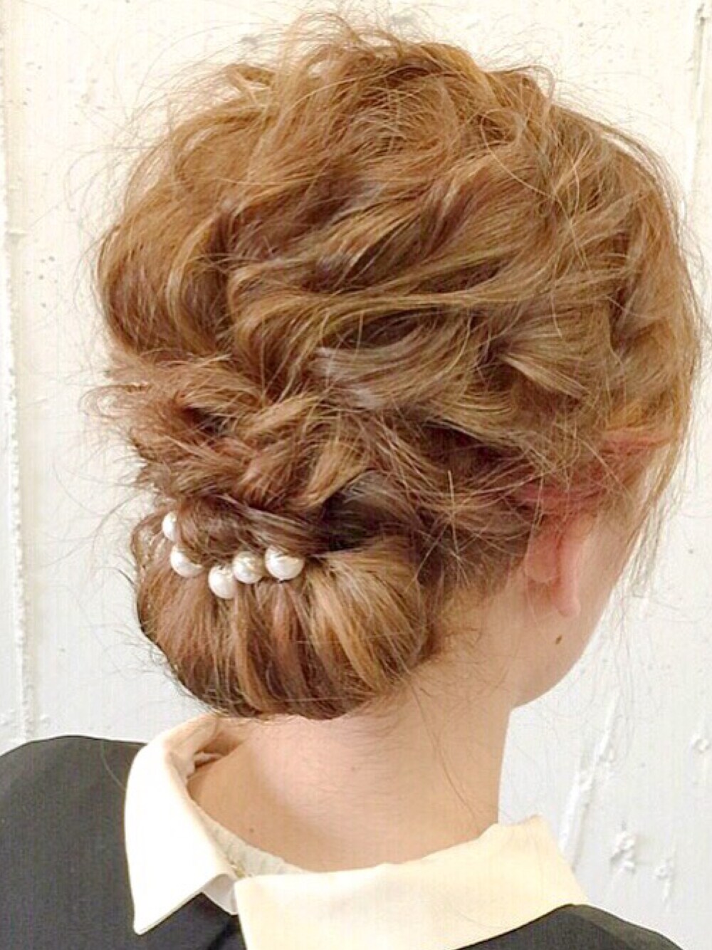 ブラック系のTシャツ/カットソーを着用したレディースの春コーディネートの1枚目の写真