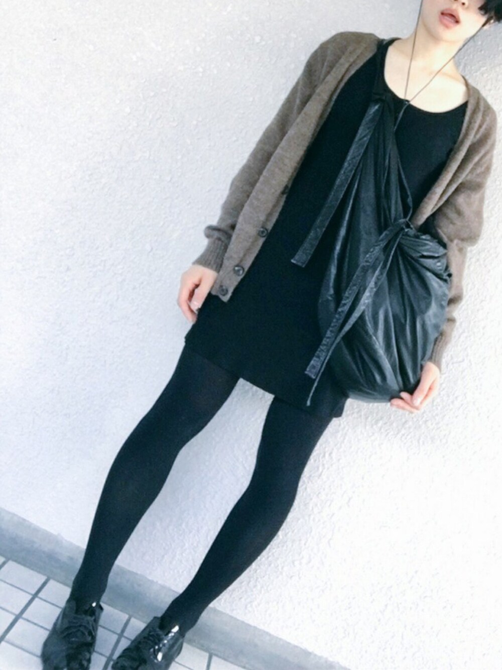 「シンプル、アメリカンアパレル、無印良品、repetto、アメカジ、ショートヘア、休日スタイル、ゆるコーデ、フラットシューズ、ミニワンピ」｜「American Apparelのアイテム（ワンピース、ブラック系）」を使った、minaさん（レディース・170cm）の春コーディネートの1枚目の写真
