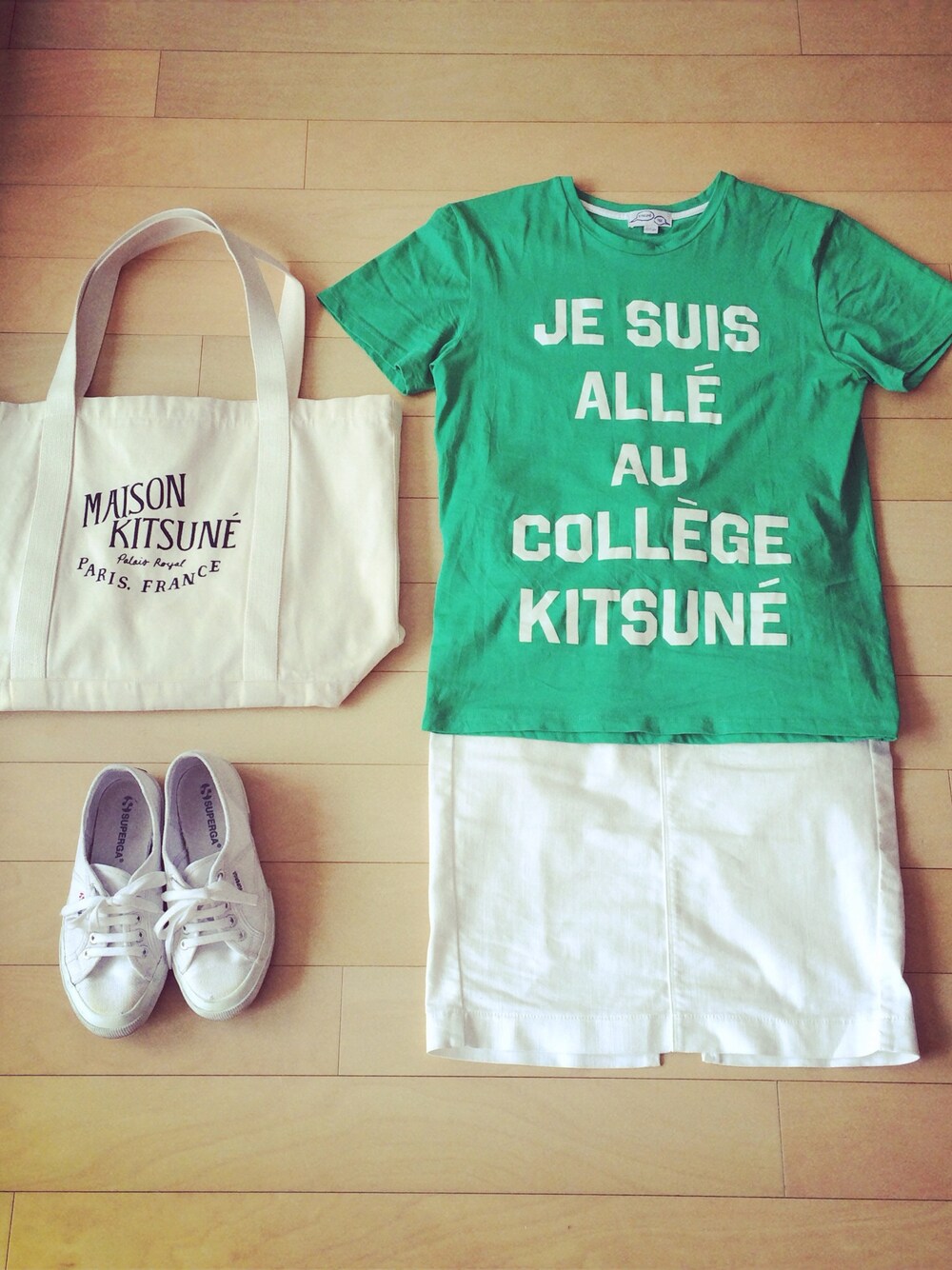 「トートバッグ、グリーン、メゾンキツネ、ロングTシャツ、グリーン×ホワイト」｜「Maison KitsuneのJE SUIS ALLE AU COLLEGE KITSUNE TSHIRT（Tシャツ/カットソー、グリーン系）」を使った、みほさん（レディース・152cm）の春コーディネートの1枚目の写真