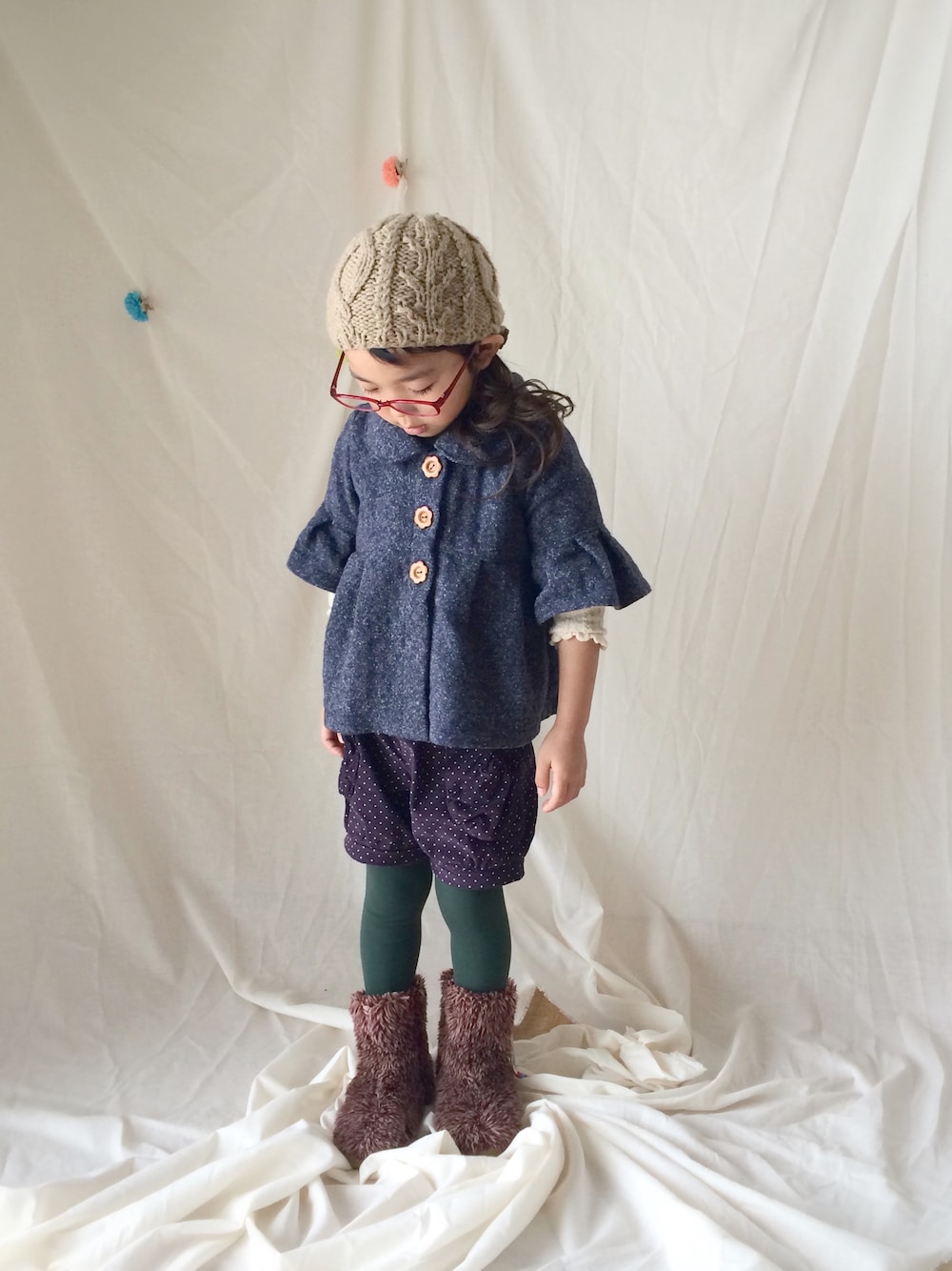 「ハンドメイド、丸襟、めがね、フリル」｜「Handmadeのアイテム（その他アウター、ブルー系）」を使った、てんさん（キッズ・100cm）の冬コーディネートの1枚目の写真