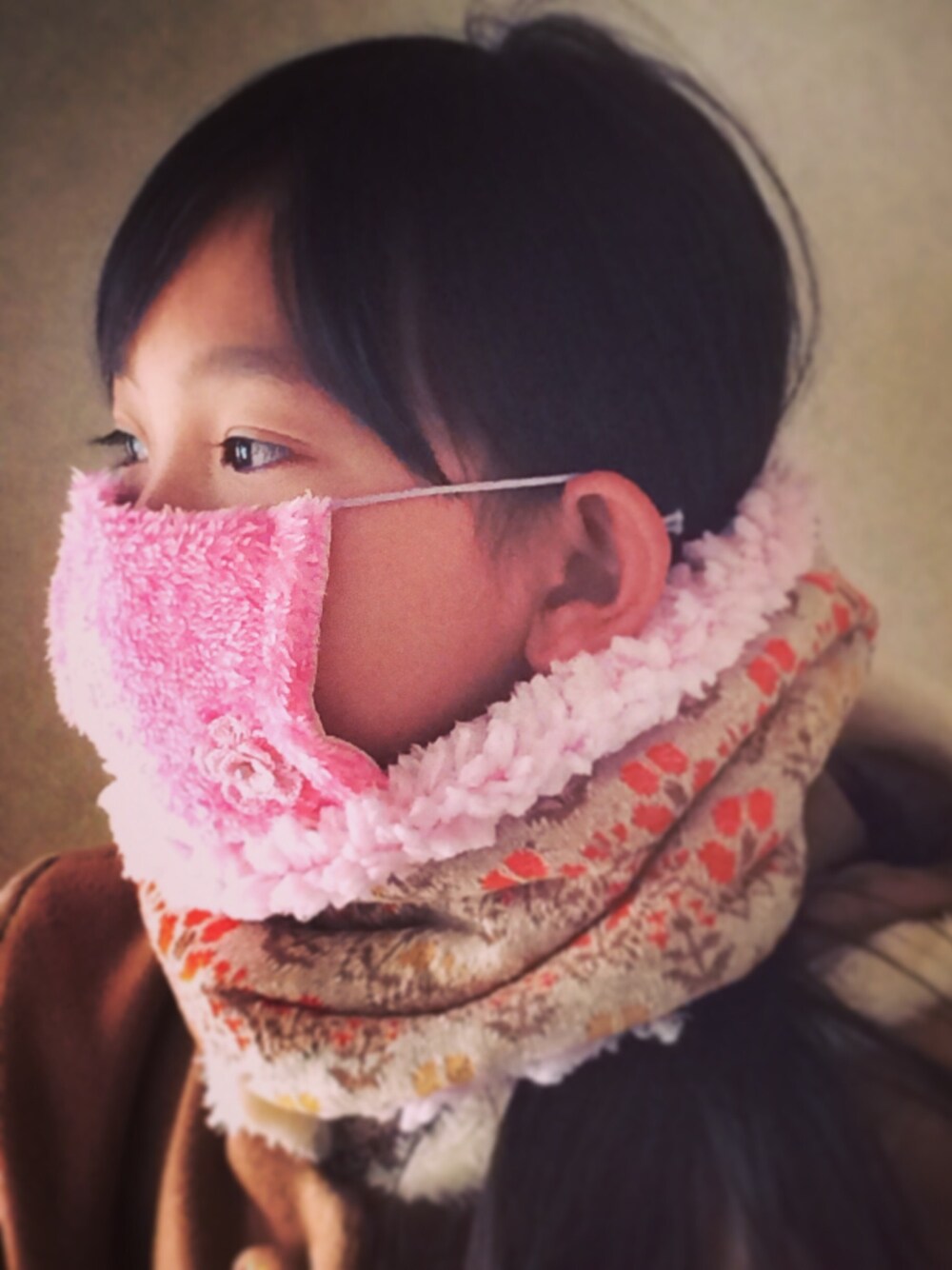 「ハンドメイド、ネックウォーマー、ボア」｜「Handmadeのアイテム（ストール/ショール、ベージュ系）」を使った、てんさん（キッズ・120cm）の冬コーディネートの1枚目の写真