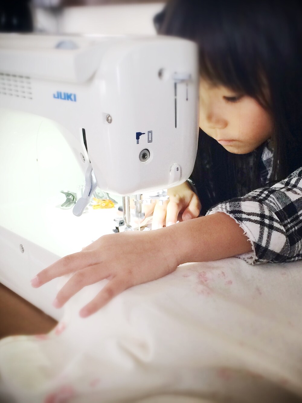 「ハンドメイド、handmade、YUWA、ランチョンマット」｜「Handmadeのアイテム（ハンカチ/ハンドタオル、ベージュ系）」を使った、てんさん（キッズ・120cm）の冬コーディネートの1枚目の写真