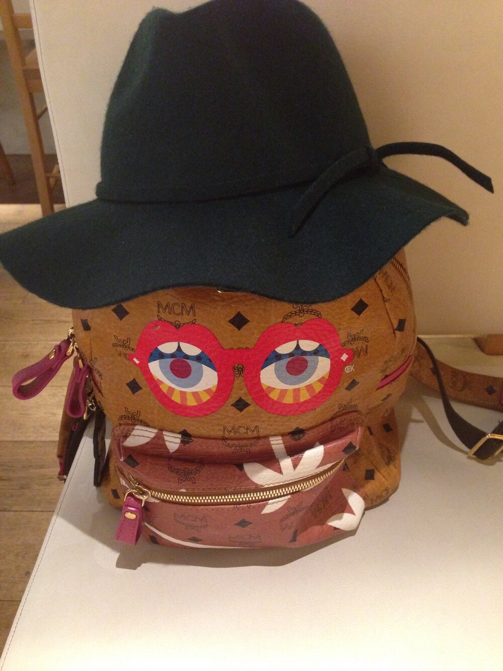 「MCM、コラボ、限定商品」｜「MCMのアイテム（バックパック/リュック、ピンク系）」を使った、まぁみぃさん（レディース・160cm）の秋コーディネートの1枚目の写真