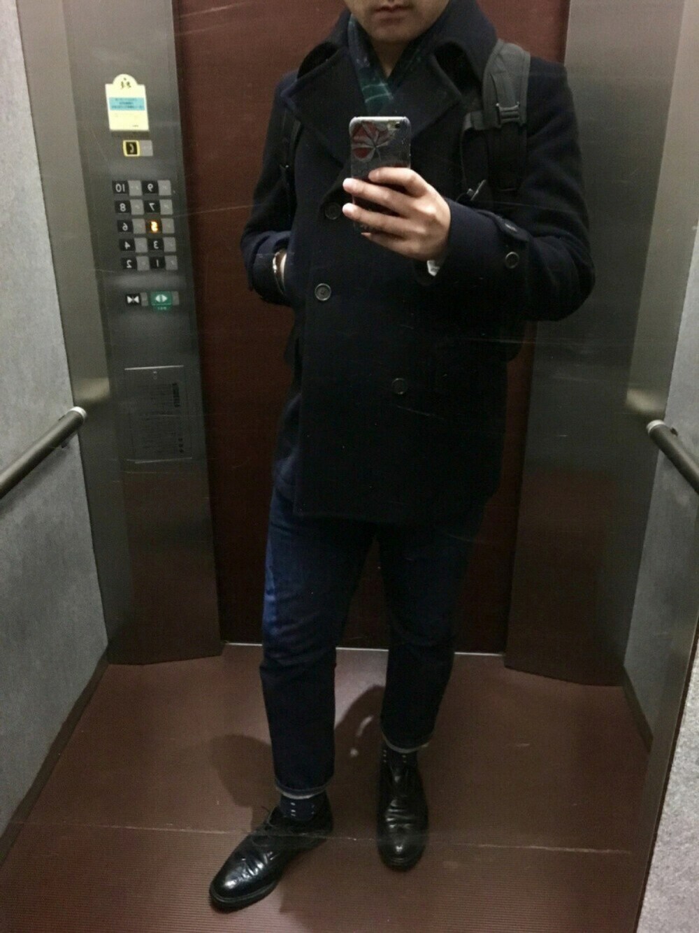 ブルー系のピーコート、ブルー系のデニムパンツ、ブラック系のドレスシューズを着用したメンズの冬コーディネートの1枚目の写真