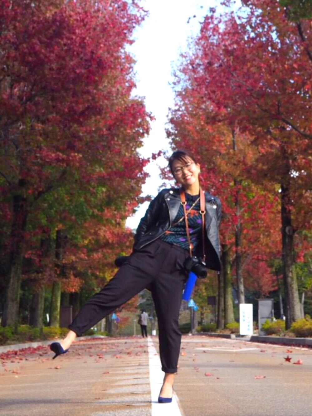 「ライダース、テーパードパンツ、パンプス、カメラ女子、紅葉」｜「ROSE BUDのLBL-14220 CROPPED P/O BLOUSE（シャツ/ブラウス、グリーン系）」を使った、まきさん（レディース・153cm）の秋コーディネートの1枚目の写真