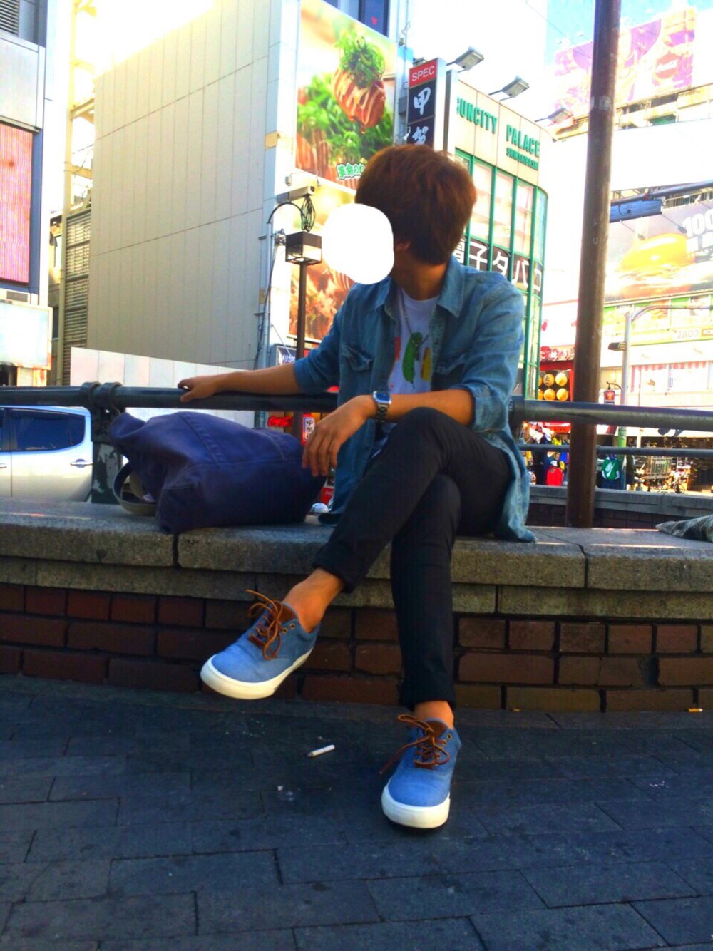 ブルー系のシャツ/ブラウス、ブラック系のその他パンツ、ホワイト系のTシャツ/カットソーを着用したメンズの秋コーディネートの1枚目の写真