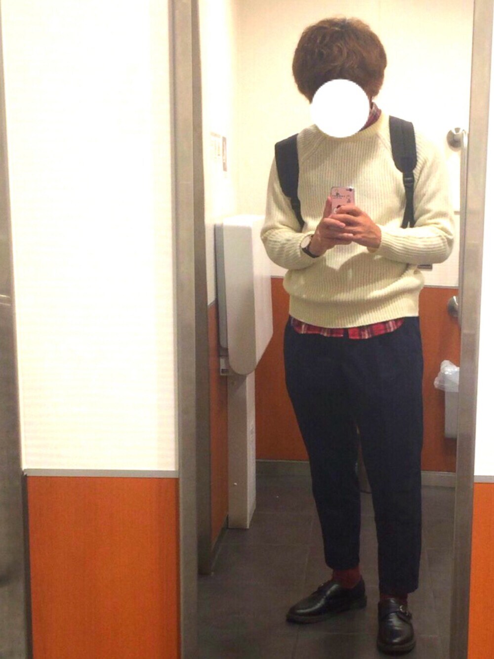 ホワイト系のTシャツ/カットソー、レッド系のシャツ/ブラウス、ホワイト系のニット/セーターを着用したメンズの秋コーディネートの1枚目の写真