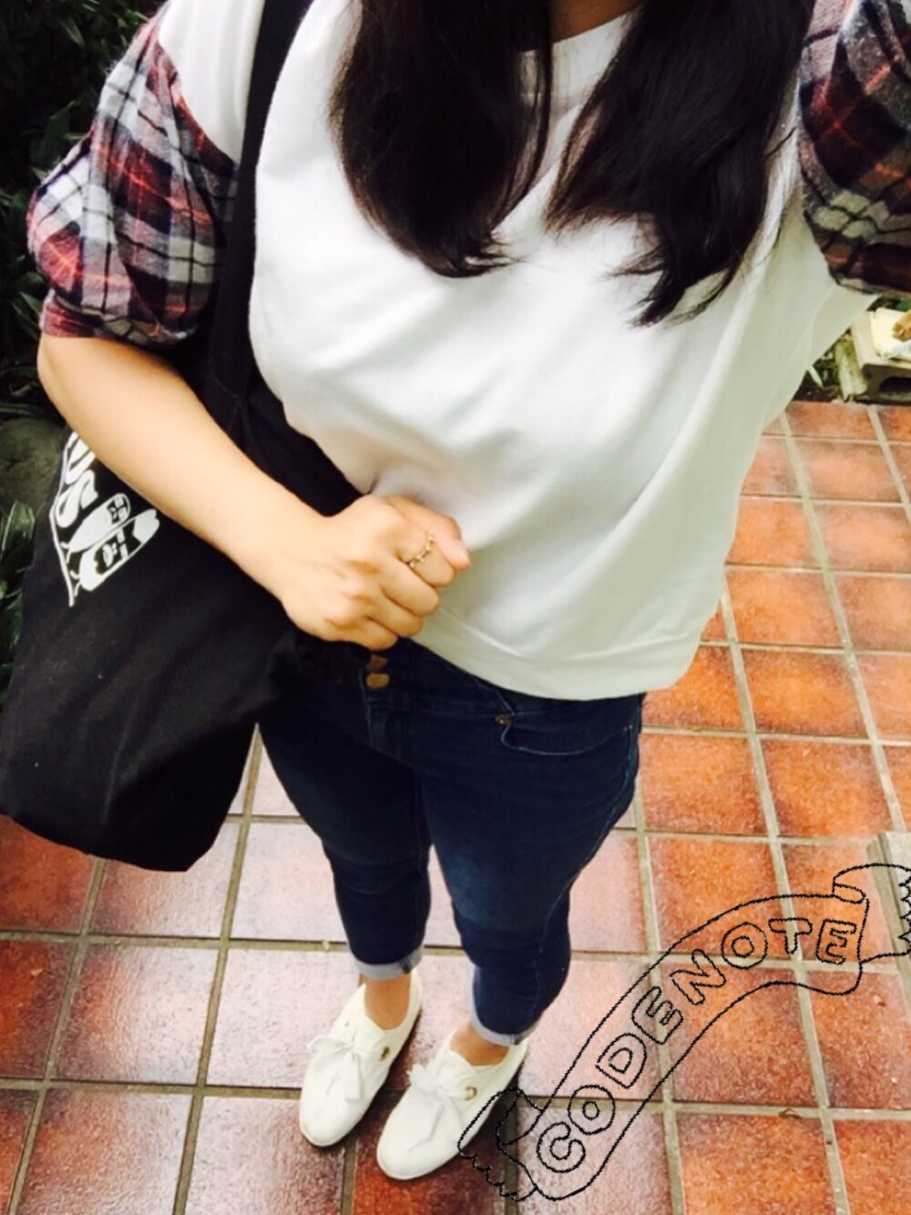 ホワイト系のTシャツ/カットソー、ブルー系のデニムパンツ、ブラック系のボストンバッグを着用したレディースの秋コーディネートの1枚目の写真