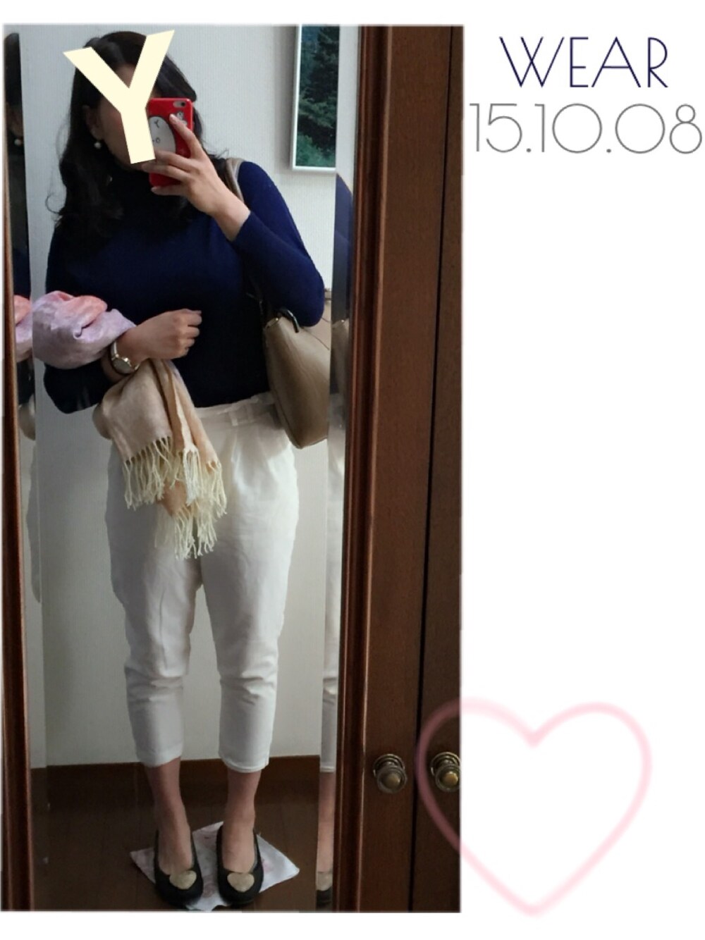 ブルー系のニット/セーター、ホワイト系のその他パンツ、ベージュ系のバッグを着用したレディースの秋コーディネートの1枚目の写真