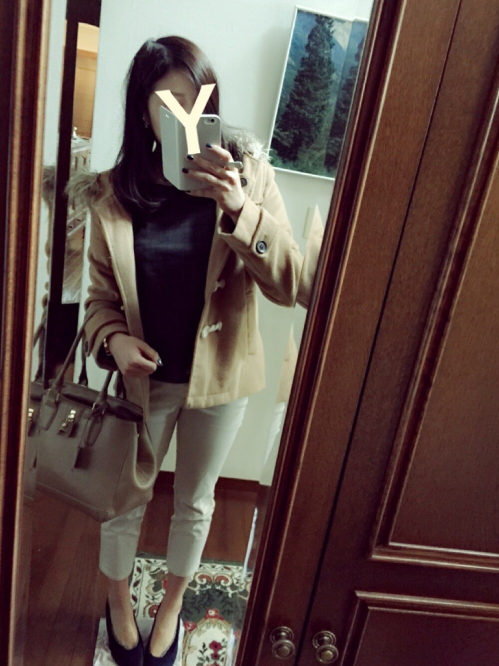 グレー系のシャツ/ブラウス、ベージュ系のバッグ、ベージュ系のチノパンツを着用したレディースの秋コーディネートの1枚目の写真