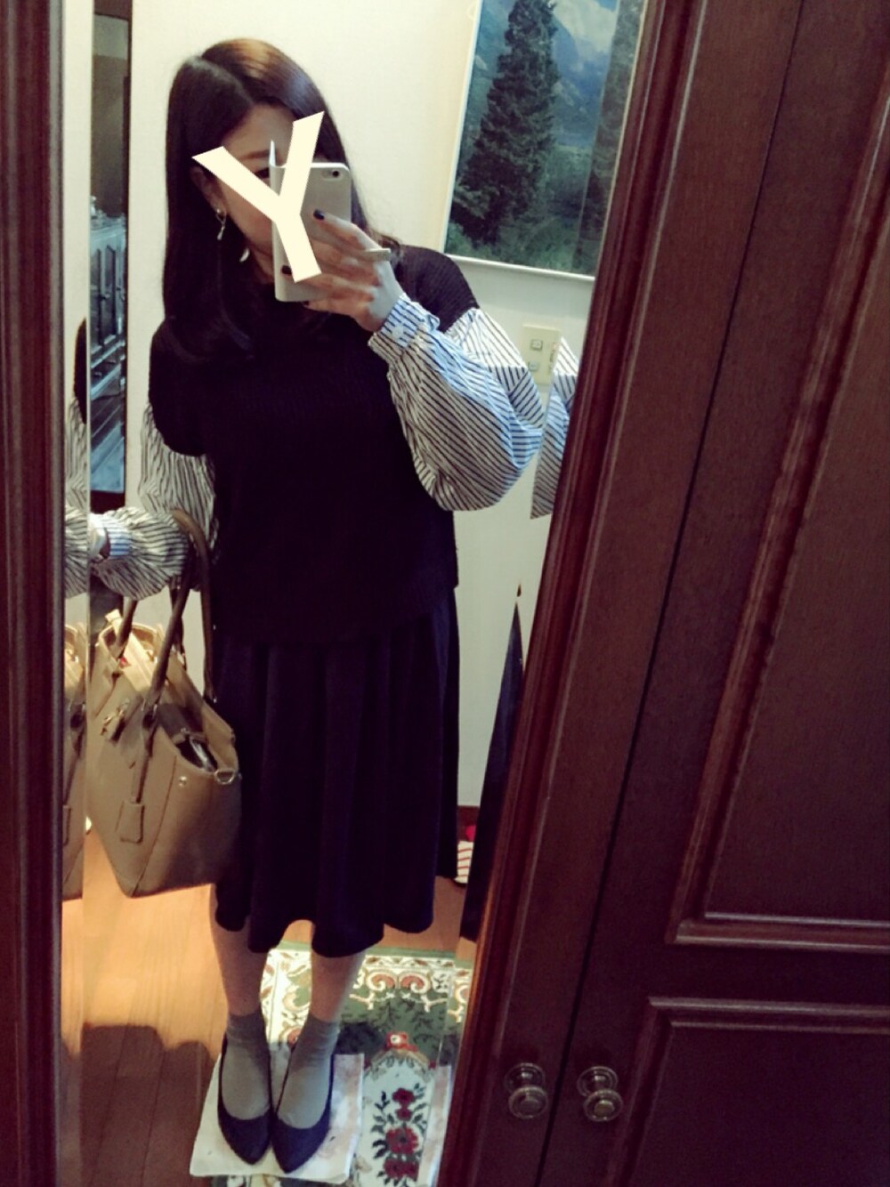 ブラック系のニット/セーター、ベージュ系のバッグ、ブルー系のスカートを着用したレディースの秋コーディネートの1枚目の写真