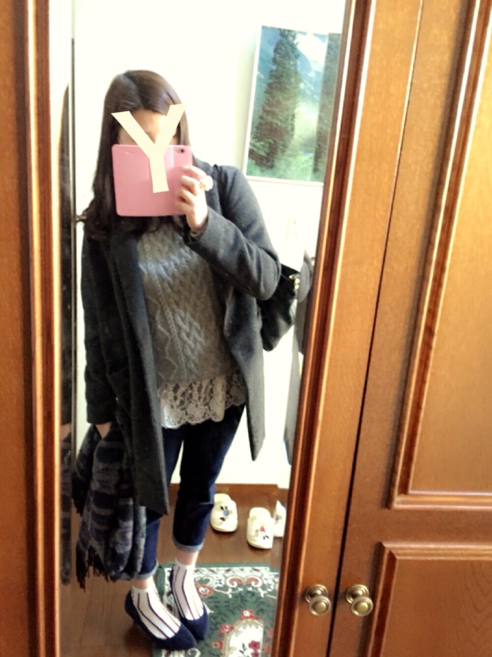 グレー系のニット/セーター、グレー系のチェスターコート、ホワイト系のタンクトップを着用したレディースの冬コーディネートの1枚目の写真