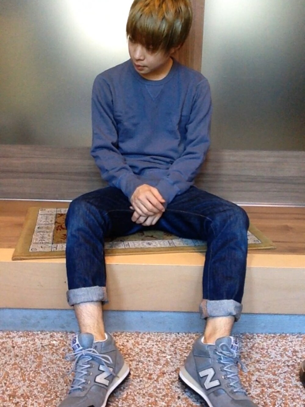「デニム、シンプル、ブルー、New Balance、ニューバランス、UNIQLO、ユニクロ、金髪、低身長」｜「atmos/atmos girlsのNew Balance H710 SB [ニューバランス H710 SB]（スニーカー、グレー系）」を使った、naochさん（メンズ・160cm）の秋コーディネートの1枚目の写真