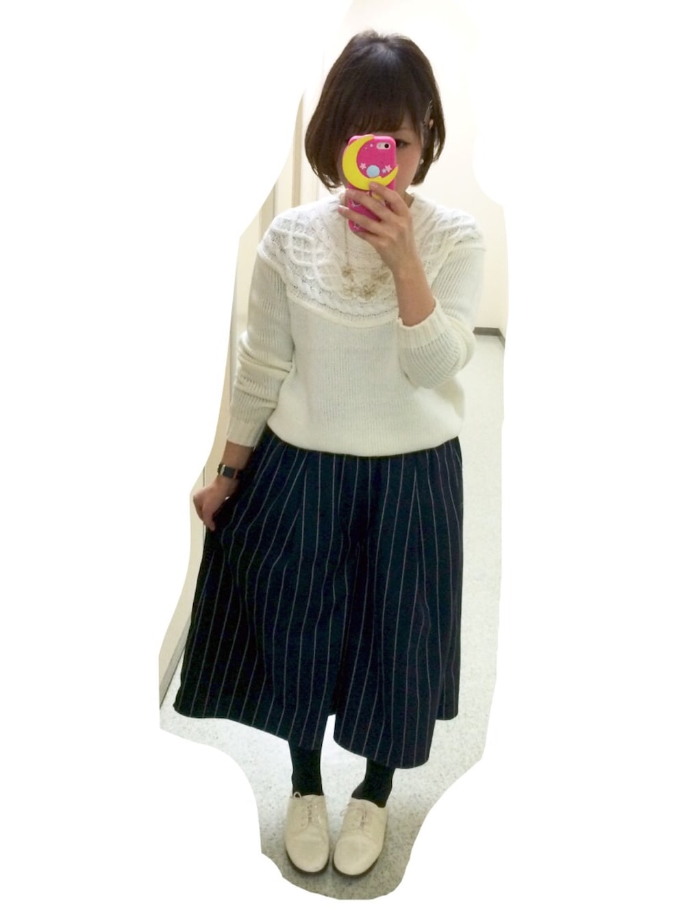 ホワイト系のニット/セーター、ブルー系のパンツ、ホワイト系のシューズを着用したレディースの冬コーディネートの1枚目の写真