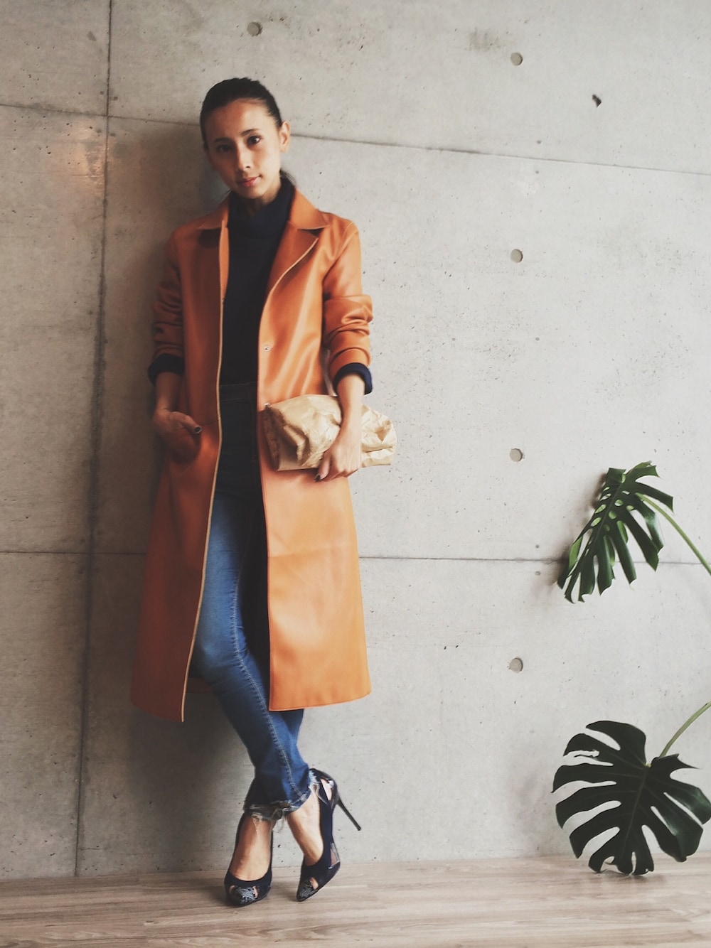 ブラウン系のジャケット/アウター、ブルー系のパンプス、ブルー系のデニムパンツを着用したレディースの秋コーディネートの1枚目の写真