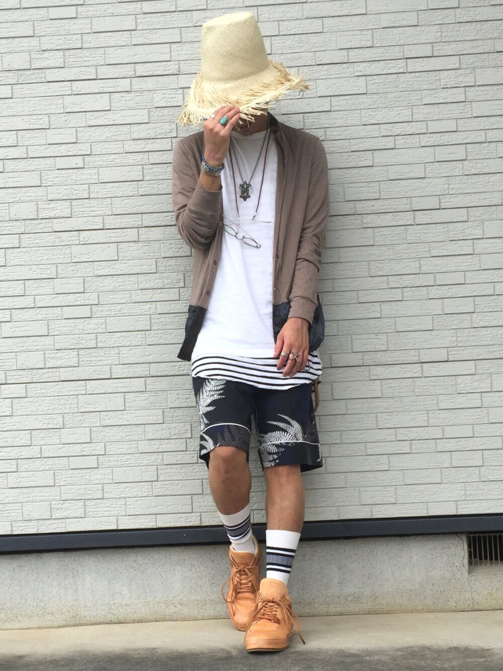 ベージュ系のカーディガン/ボレロ、ホワイト系のTシャツ/カットソー、ブルー系のその他パンツを着用したメンズの夏コーディネートの1枚目の写真