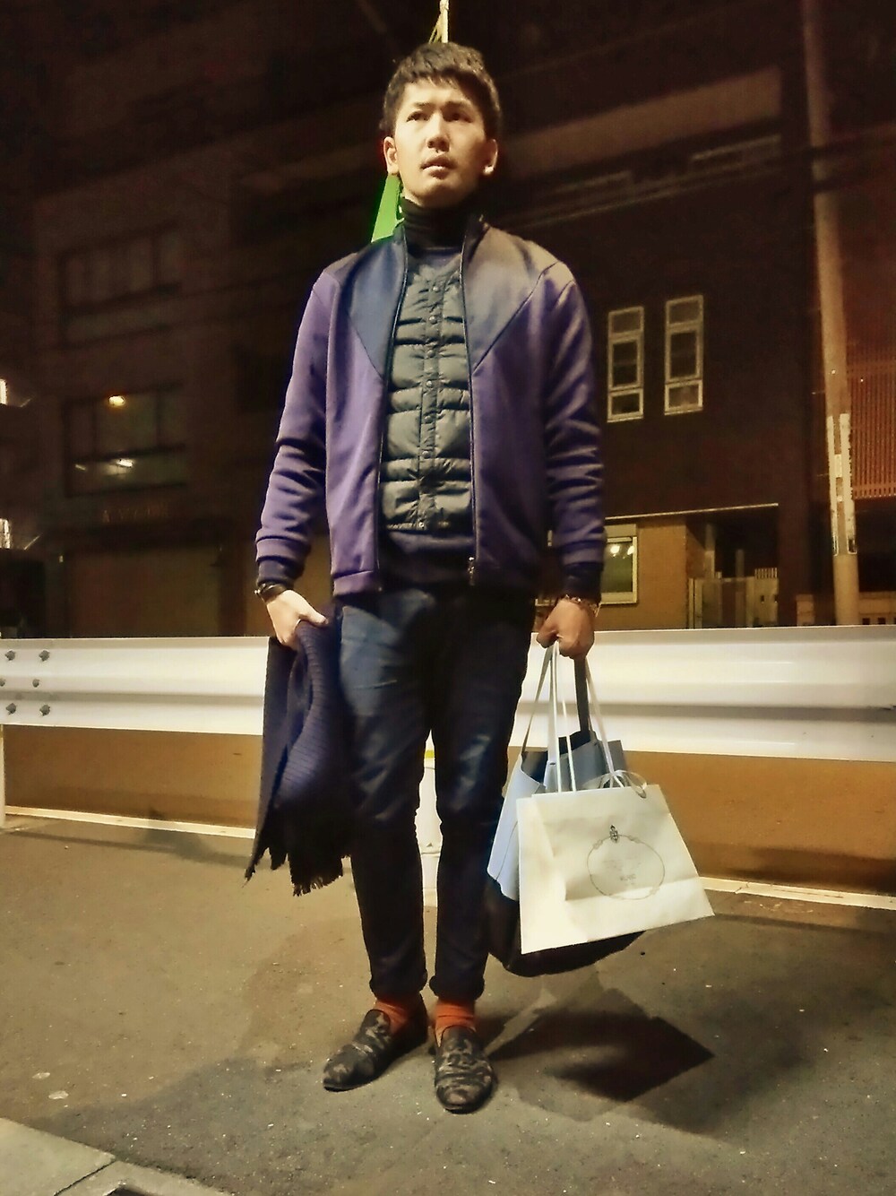 その他のブルゾン、ブラック系のその他トップス、ブルー系のデニムパンツを着用したメンズの冬コーディネートの1枚目の写真