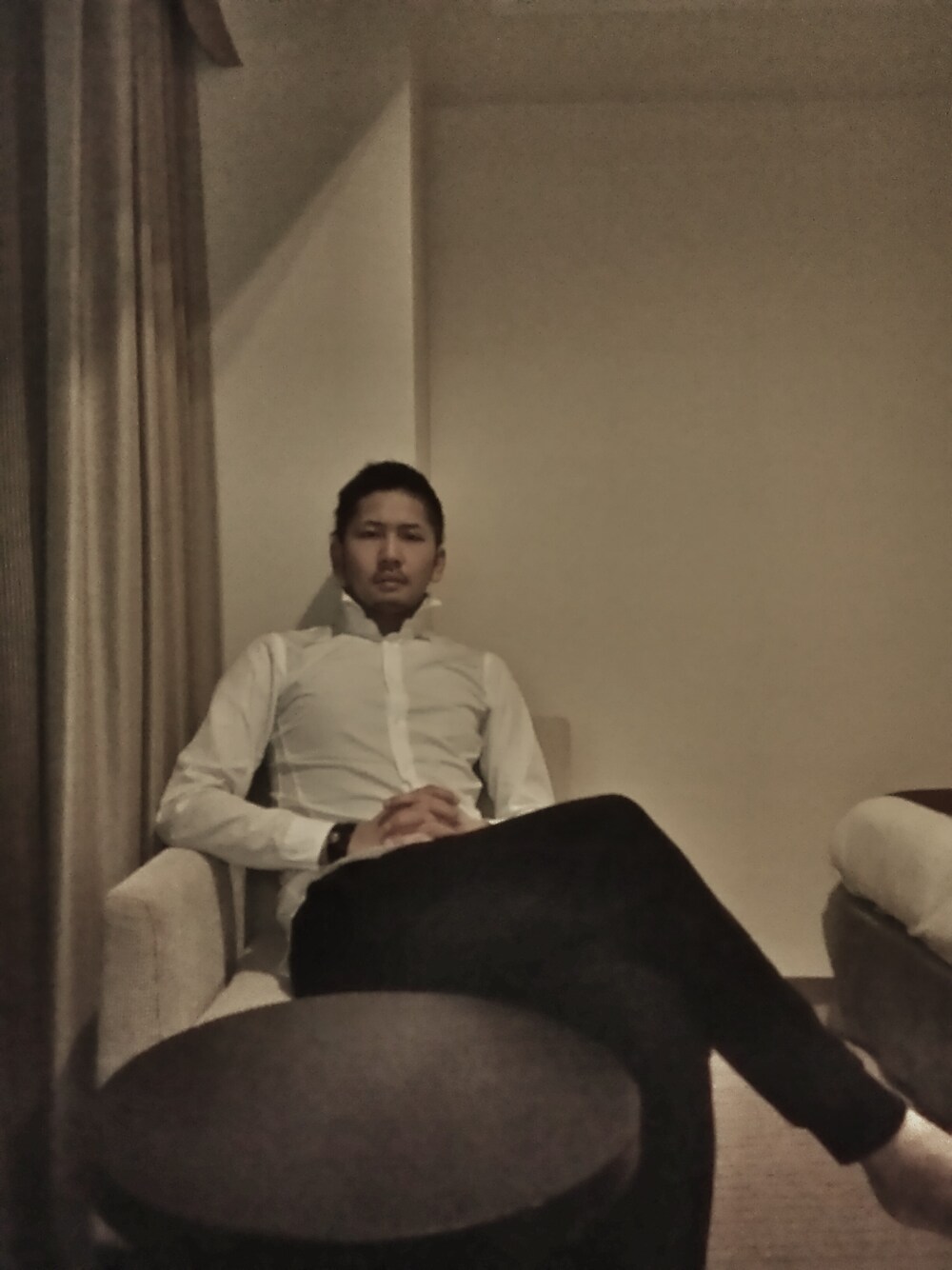 ホワイト系のシャツ/ブラウス、ブラック系のボストンバッグ、その他のその他を着用したメンズの冬コーディネートの1枚目の写真