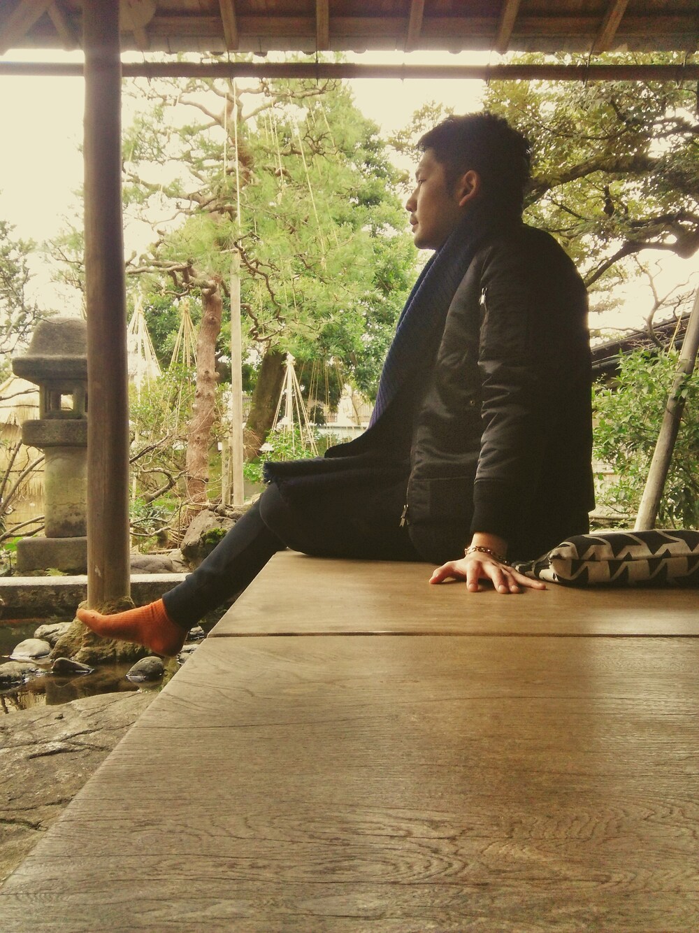 ブラック系のブルゾン、ブラック系のパンツ、ゴールド系のブレスレットを着用したメンズの冬コーディネートの1枚目の写真