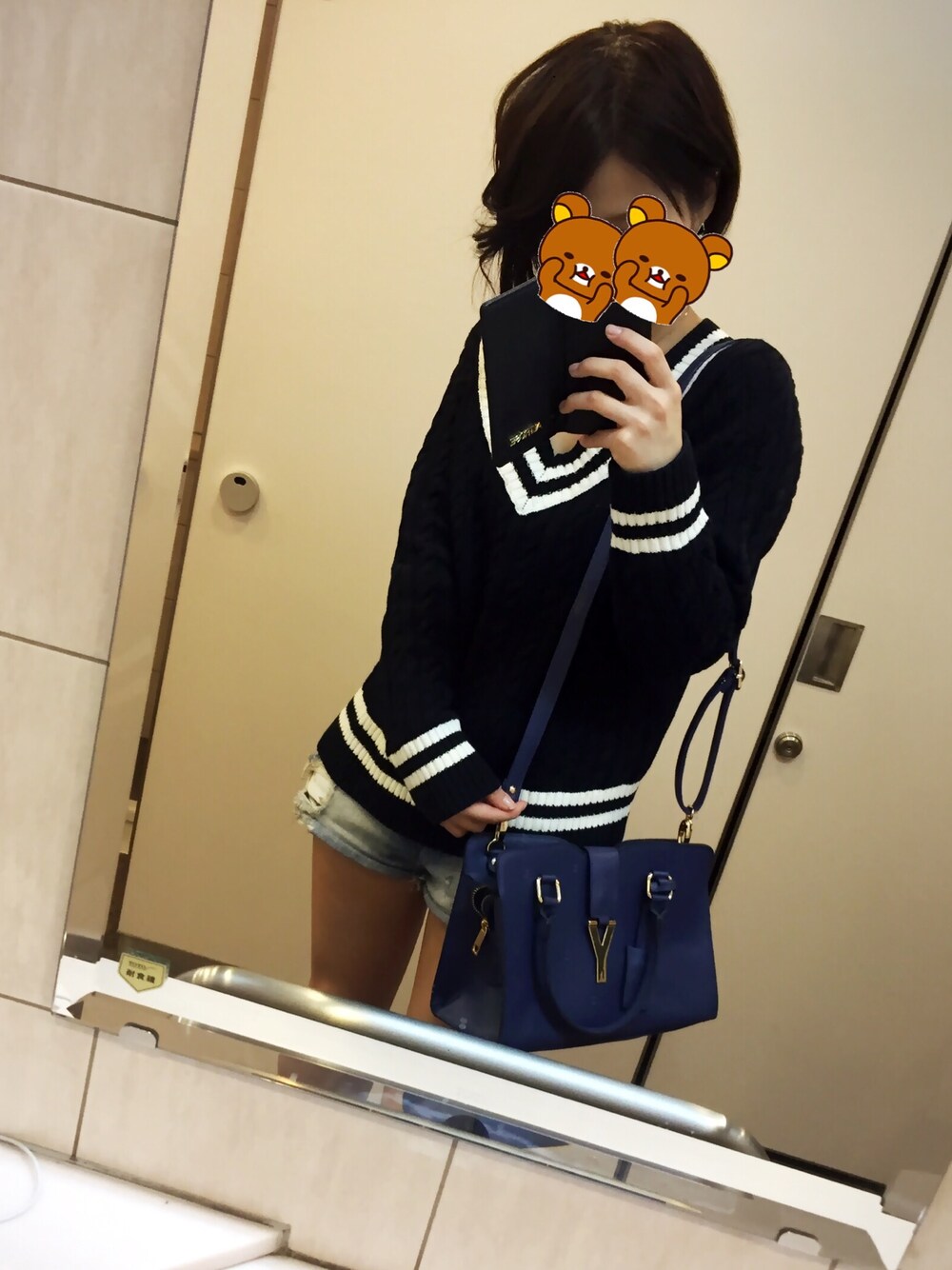 「セーター、デニム、ショートパンツ、ロングブーツ」｜「no brandのアイテム（ショルダーバッグ、ブルー系）」を使った、yさん（レディース・160cm）の秋コーディネートの1枚目の写真