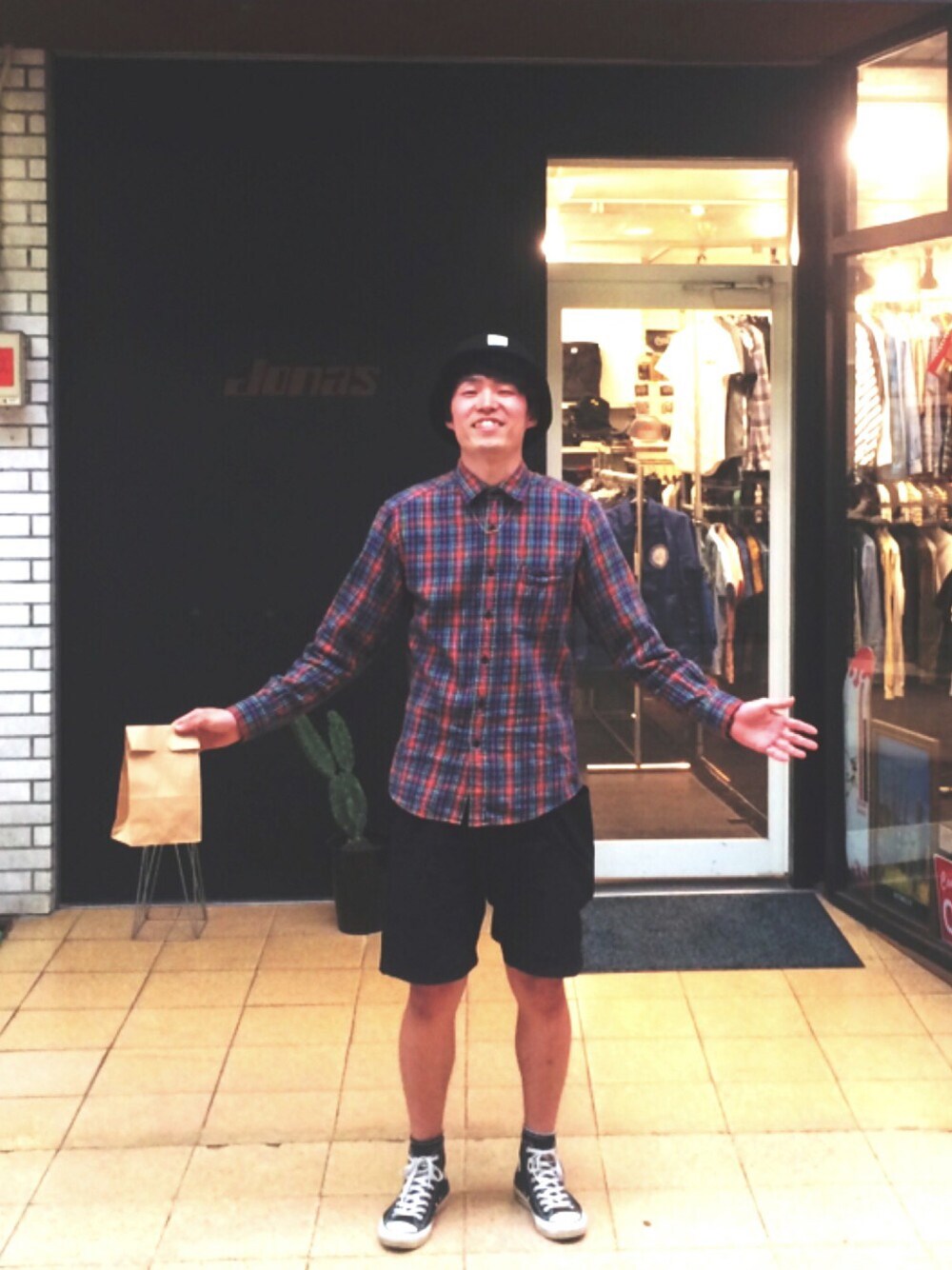 「平日休み」｜「RAGEBLUEのバケットHAT/559425（ハット、ブラック系）」を使った、KCさん（メンズ・180cm）の春コーディネートの1枚目の写真
