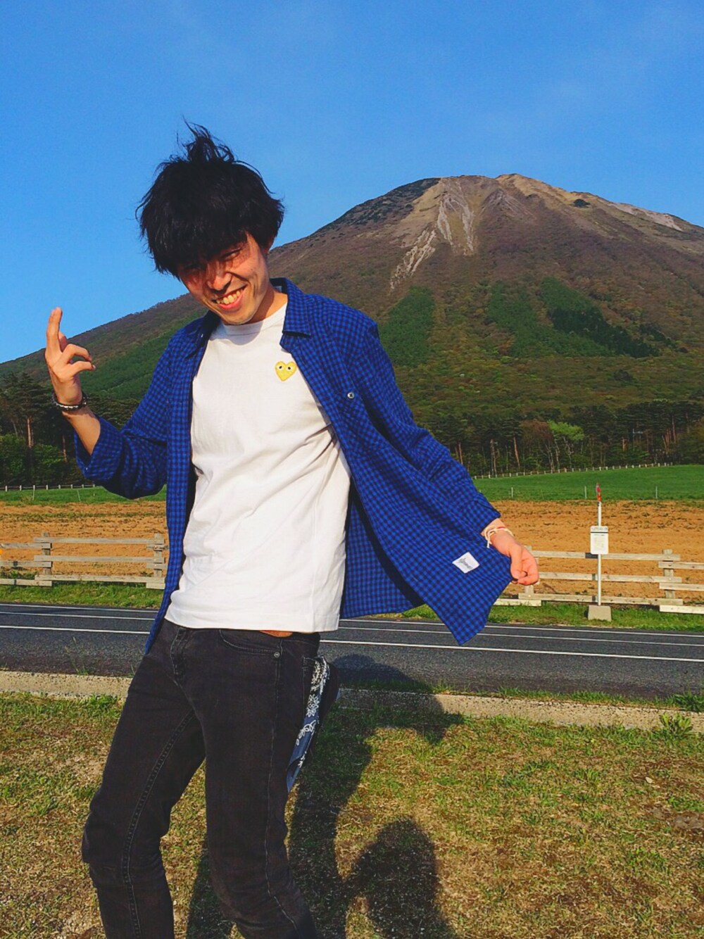「鳥取、大山」｜「BEDWIN & THE HEARTBREAKERSのアイテム（シャツ/ブラウス、ブルー系）」を使った、KCさん（メンズ・180cm）の春コーディネートの1枚目の写真