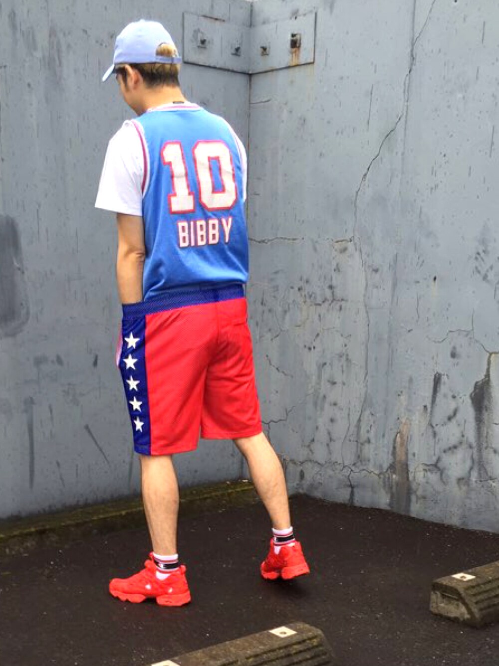 レッド系のスニーカー、レッド系のその他パンツ、ホワイト系のTシャツ/カットソーを着用したメンズの夏コーディネートの1枚目の写真