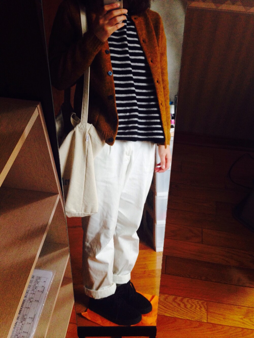 ホワイト系のトートバッグ、ブラック系のスニーカーを着用したレディースの冬コーディネートの1枚目の写真