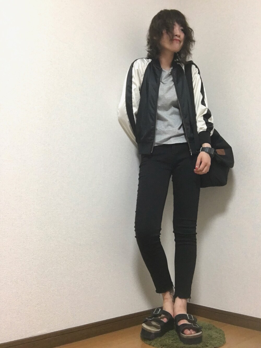 「シンプルコーデ、ゆるコーデ、モノトーン、プチプラ、GU、ootd、ブルゾン、デニムパンツ、カットオフ、サンダル」｜「GUのアイテム（ブルゾン、ブラック系）」を使った、eriさん（レディース・156cm）の夏コーディネートの1枚目の写真