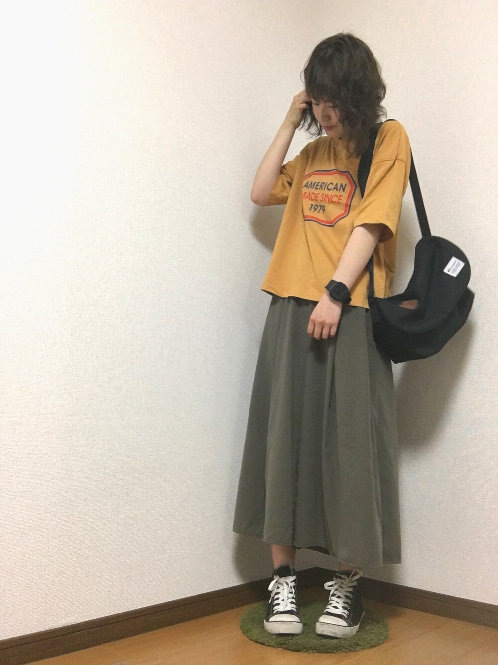 「カジュアル、ゆるコーデ、プチプラ、GU、ootd、テラコッタ、アースカラー、スカンツ、ショルダーバッグ、スニーカー」｜「GUのアイテム（Tシャツ/カットソー、オレンジ系）」を使った、eriさん（レディース・156cm）の夏コーディネートの1枚目の写真