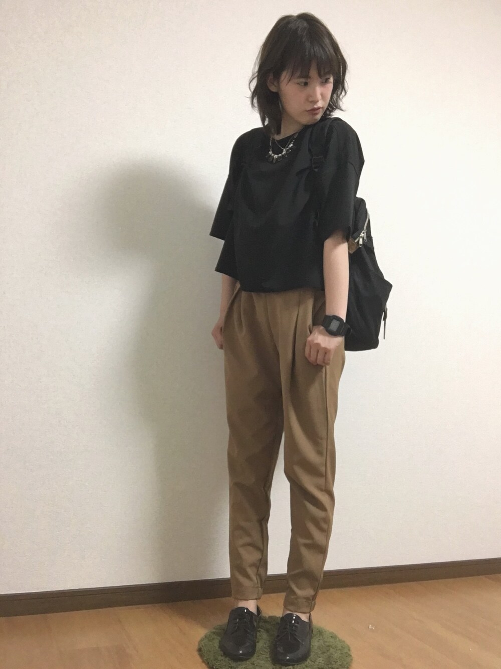 「カジュアル、ゆるコーデ、ootd、秋、ジョガーパンツ、ブラウン、オックスフォード、プチプラ、GU」｜「GUのアイテム（Tシャツ/カットソー、ブラック系）」を使った、eriさん（レディース・156cm）の夏コーディネートの1枚目の写真