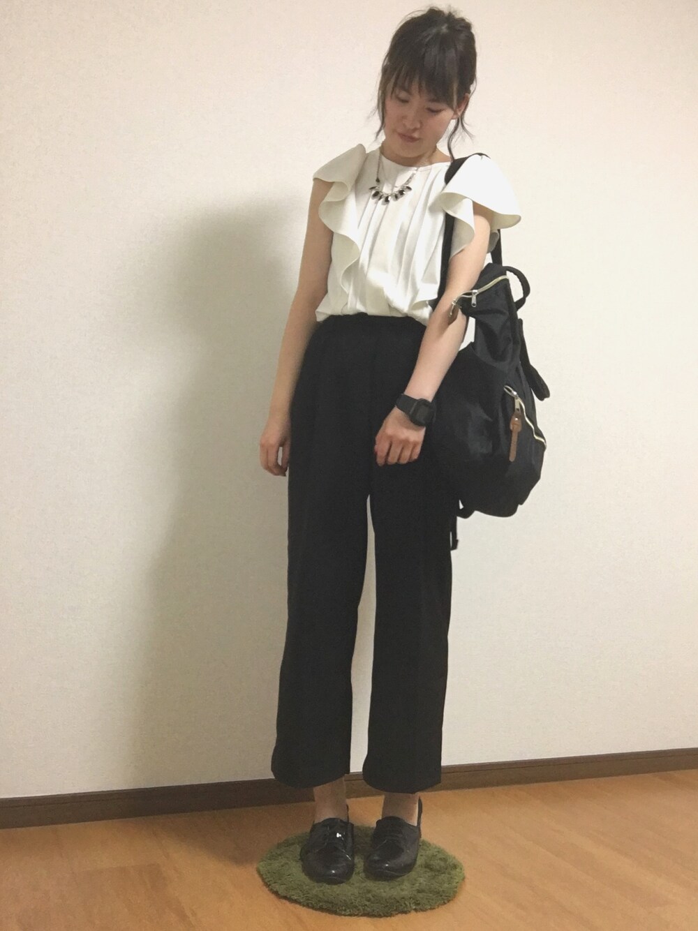 「きれいめカジュアル、ノースリーブ、ブラック、プチプラ、GU、フリル、ワイドパンツ、オックスフォード」｜「GUのアイテム（シャツ/ブラウス、ホワイト系）」を使った、eriさん（レディース・156cm）の夏コーディネートの1枚目の写真