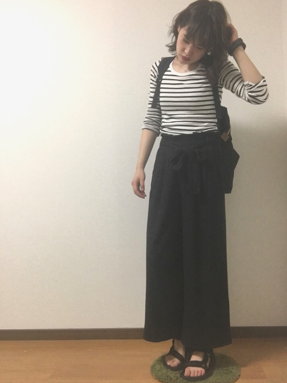 「シンプルコーデ、モノトーン、秋のコーデ、プチプラ、GU、ボーダー、リブニット、アンクルパンツ、teva、サンダル」｜「GUのアイテム（Tシャツ/カットソー、ホワイト系）」を使った、eriさん（レディース・156cm）の夏コーディネートの1枚目の写真