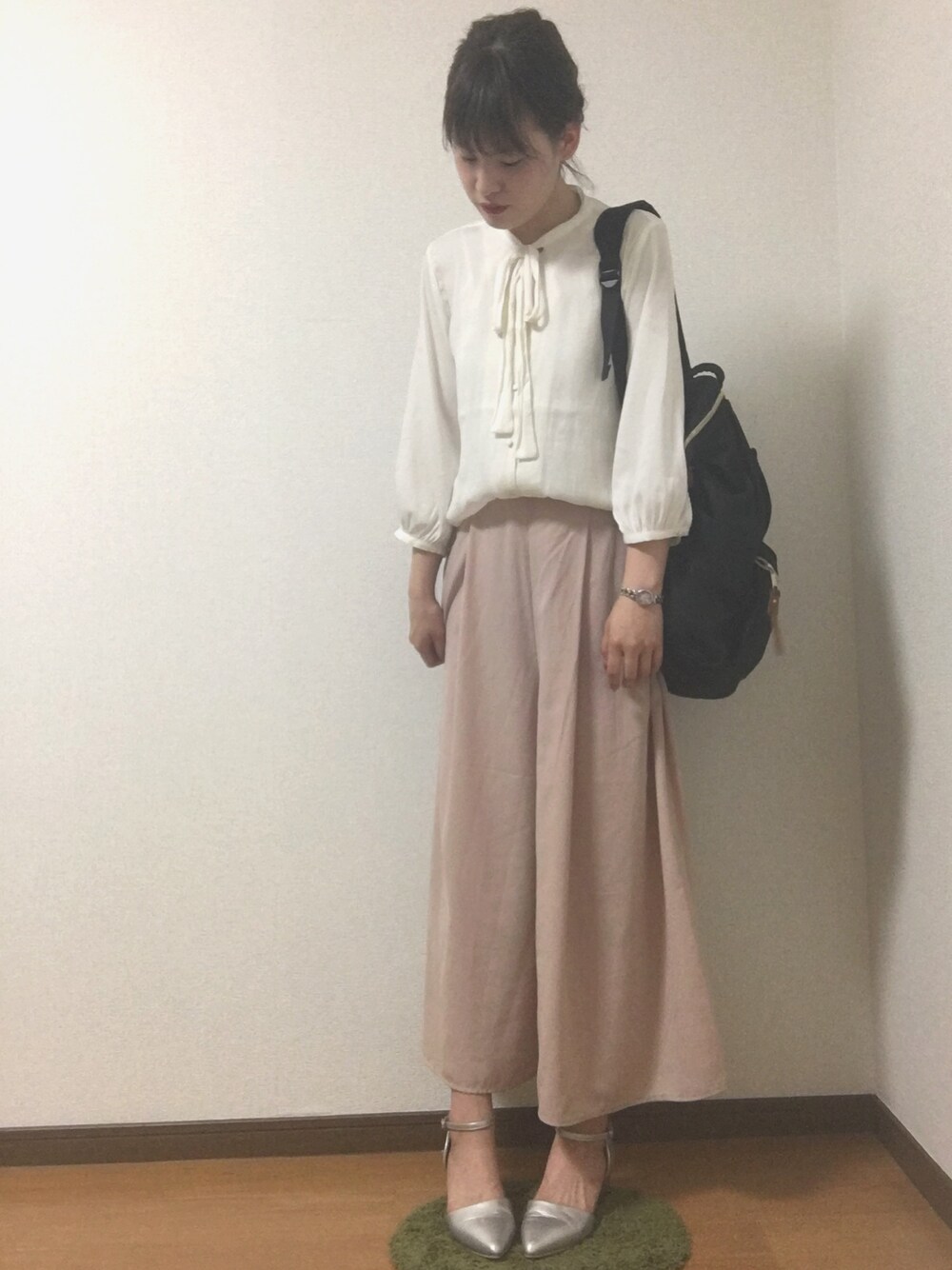 「きれいめカジュアル、秋のコーデ、プチプラ、GU、シャツスタイル、ボウタイ、ブラウス、スカンツ」｜「GUのアイテム（シャツ/ブラウス、ホワイト系）」を使った、eriさん（レディース・156cm）の夏コーディネートの1枚目の写真