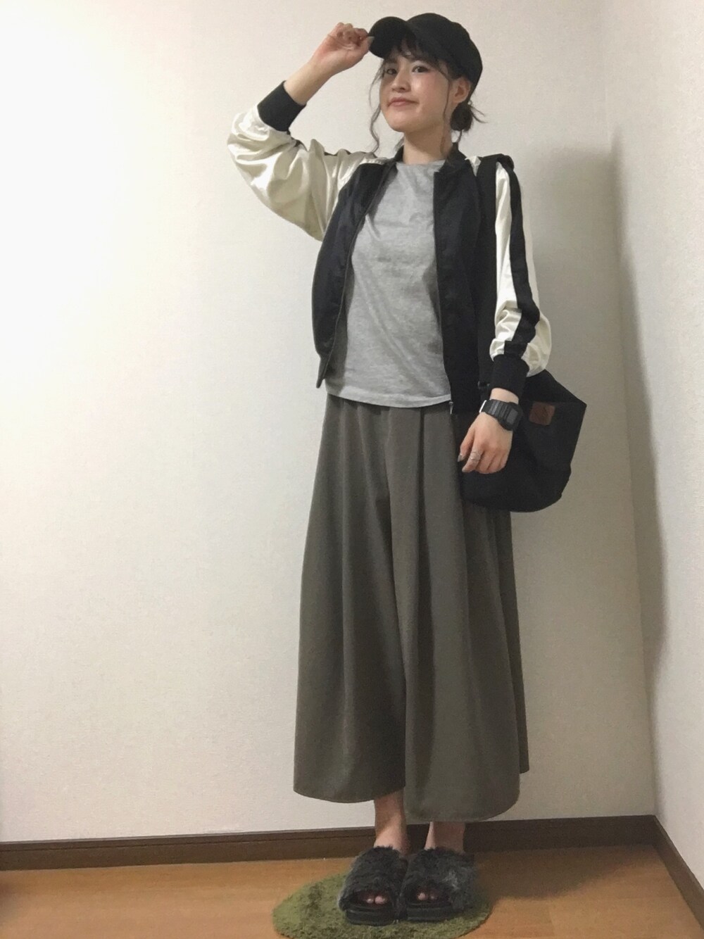 「ゆるコーデ、ootd、プチプラ、GU、秋コーデ、ローキャップ、バイカラー、スカジャン、スカンツ、ファーサンダル」｜「GUのアイテム（スタジャン、ブラック系）」を使った、eriさん（レディース・156cm）の夏コーディネートの1枚目の写真