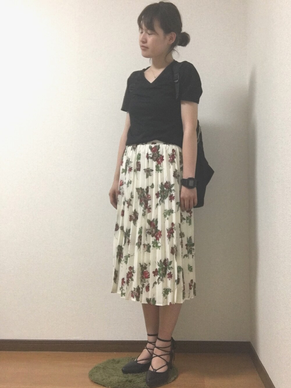 「シンプルコーデ、きれいめカジュアル、プチプラ、GU、秋コーデ、プリーツスカート、Vネック、花柄、レースアップシューズ」｜「GUのアイテム（Tシャツ/カットソー、ブラック系）」を使った、eriさん（レディース・156cm）の秋コーディネートの1枚目の写真