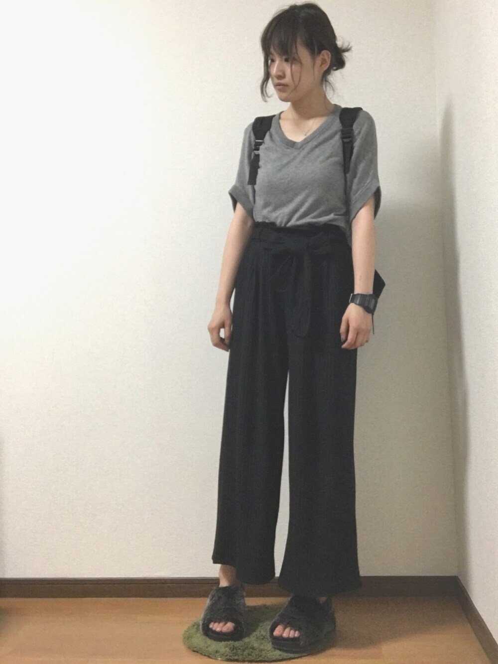 「シンプル、ラフ、きれいめカジュアル、プチプラ、GU、秋コーデ、ニット、ワイドパンツ、ファーサンダル」｜「GUのアイテム（その他パンツ、ブラック系）」を使った、eriさん（レディース・156cm）の秋コーディネートの1枚目の写真