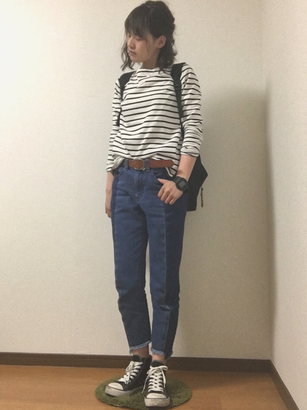 「シンプルスタイル、カジュアルコーデ、デニムパンツ、秋コーデ、プチプラ、GU、ボーダー、ボーダートップス、カットオフ、スニーカー」｜「GUのアイテム（Tシャツ/カットソー、ホワイト系）」を使った、eriさん（レディース・156cm）の秋コーディネートの1枚目の写真