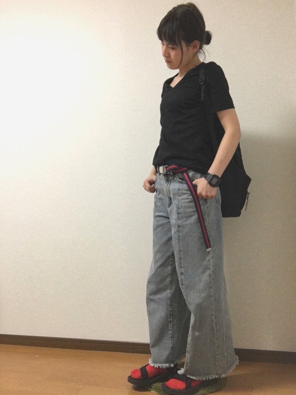 「カジュアル、ootd、プチプラ、GU、ワイドパンツ、カットオフ、テープベルト、サンダル、teva、くつした×サンダル」｜「GUのアイテム（Tシャツ/カットソー、ブラック系）」を使った、eriさん（レディース・156cm）の秋コーディネートの1枚目の写真