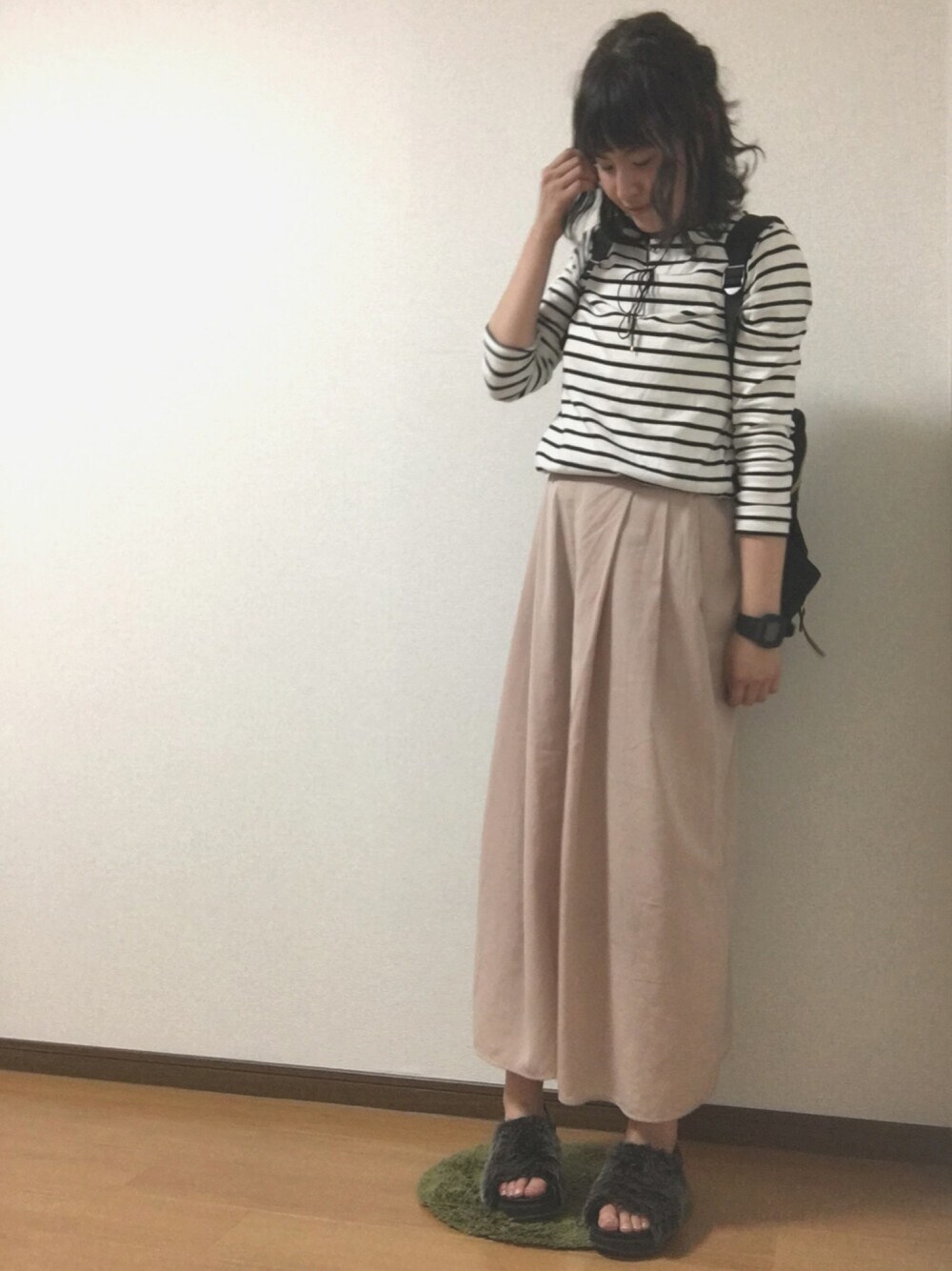 「シンプルコーデ、オトナカジュアル、プチプラ、GU、ボーダートップス、スカンツ、フェイクファー、ファーサンダル」｜「GUのアイテム（Tシャツ/カットソー、ホワイト系）」を使った、eriさん（レディース・156cm）の秋コーディネートの1枚目の写真