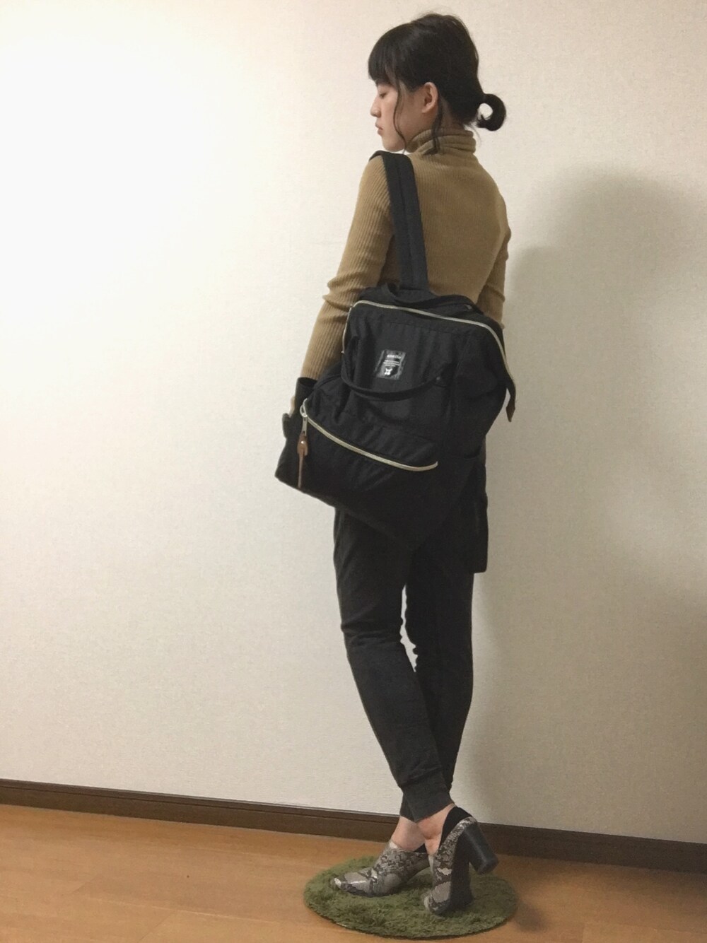「秋コーデ、オトナカジュアル、プチプラ、GU、タートルネック、リブニット、スウェットパンツ、ミュール」｜「GUのアイテム（ニット/セーター、ブラウン系）」を使った、eriさん（レディース・156cm）の秋コーディネートの1枚目の写真