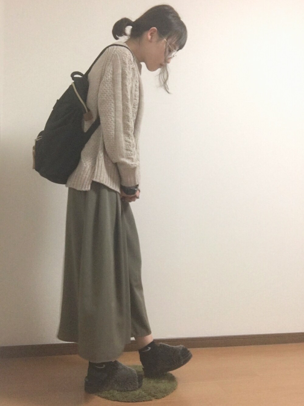 「秋のコーデ、ラクチンコーデ、カジュアル、プチプラ、GU、セーター、スカンツ、ファーサンダル、サンダル、秋コーデ」｜「GUのアイテム（メガネ、ゴールド系）」を使った、eriさん（レディース・156cm）の秋コーディネートの1枚目の写真