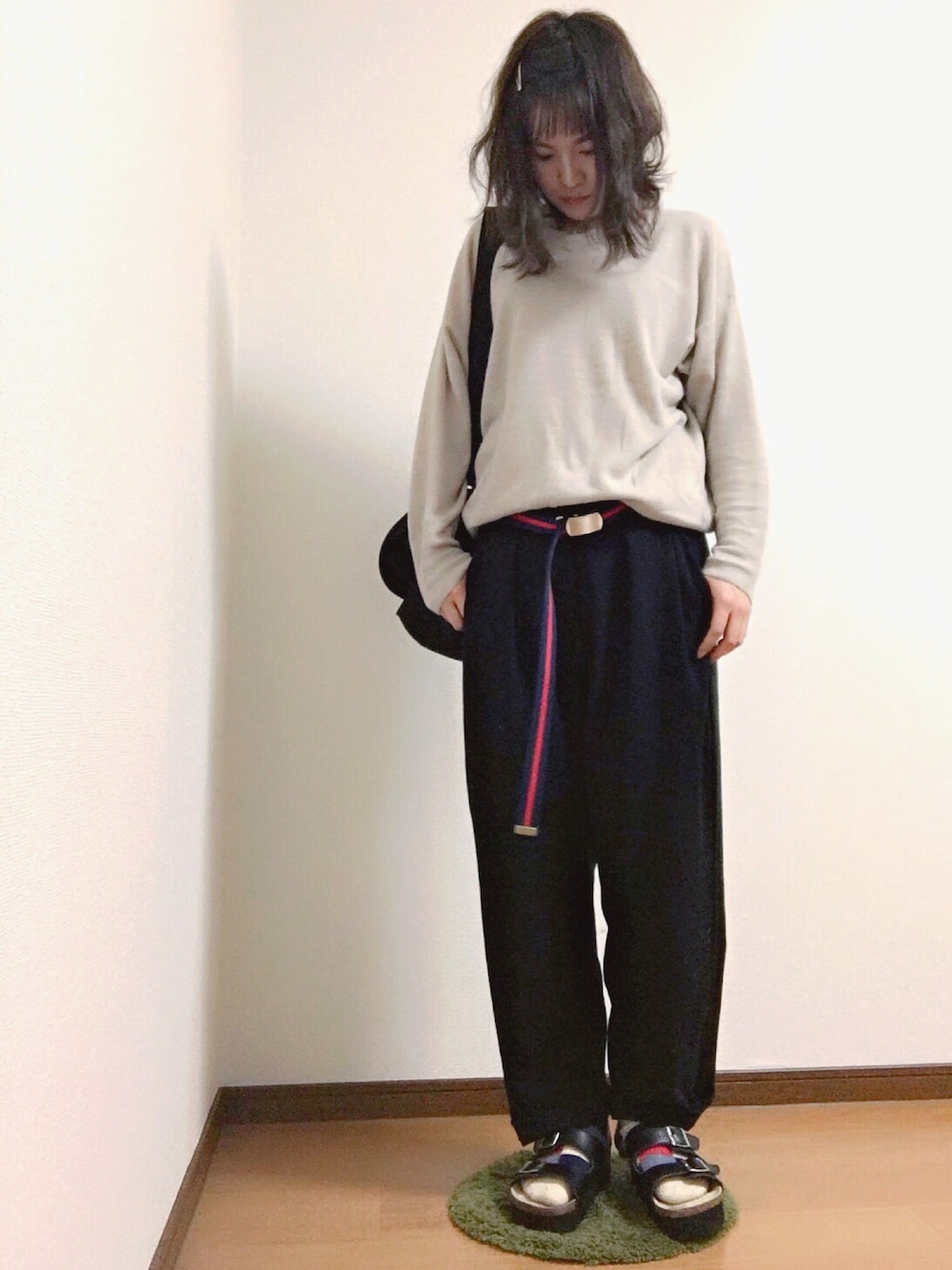 「シンプル、秋のコーデ、ラフ、ゆるニット、プチプラ、GU、カシミヤニット、ワイドパンツ、テープベルト、コンフォートサンダル」｜「GUのアイテム（ニット/セーター、ベージュ系）」を使った、eriさん（レディース・156cm）の秋コーディネートの1枚目の写真