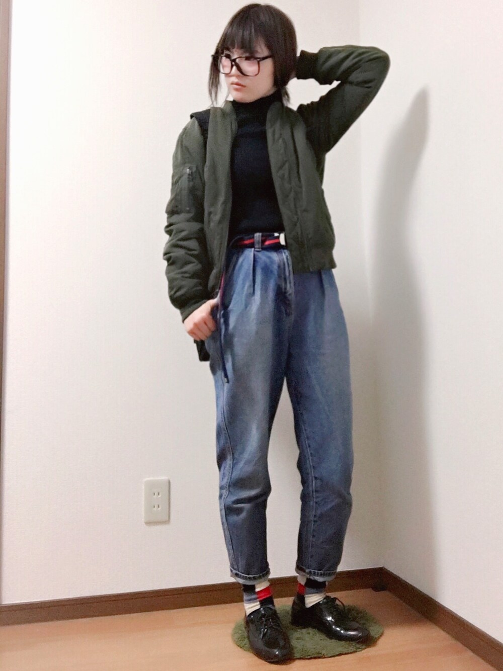 「秋冬、シンプル、タートルネック、プチプラ、GU、ハイウエストマムジーンズ、MA-1、ブルゾン、ガチャベルト、オックスフォードシューズ」｜「GUのアイテム（ニット/セーター、ブラック系）」を使った、eriさん（レディース・156cm）の秋コーディネートの1枚目の写真