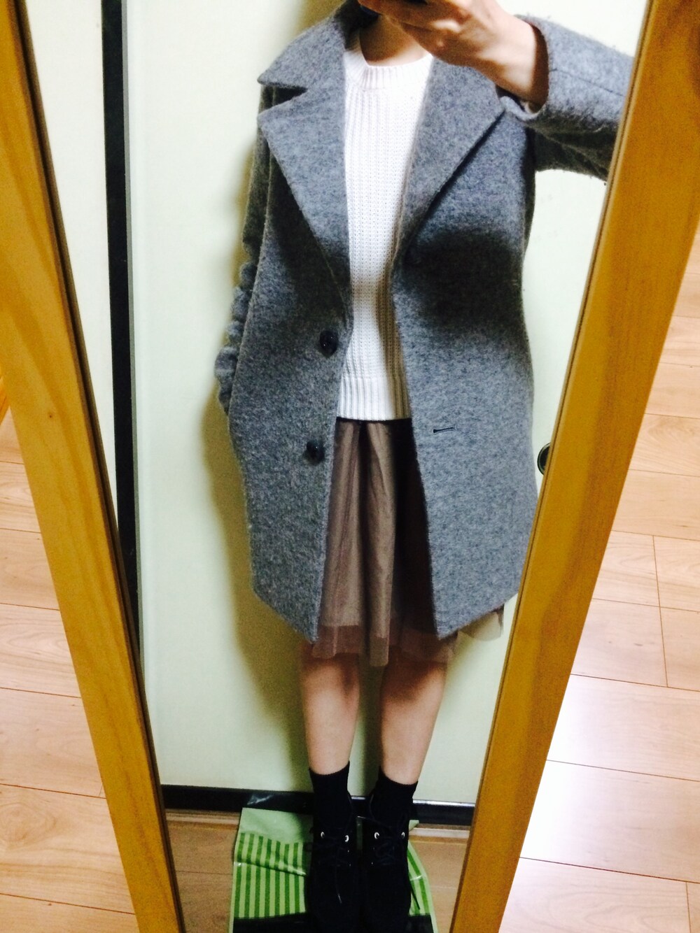「チュールスカート、靴下屋、白ニット」｜「Mila Owenのブークレコート（ステンカラーコート、グレー系）」を使った、田中さん（レディース・157cm）の春コーディネートの1枚目の写真