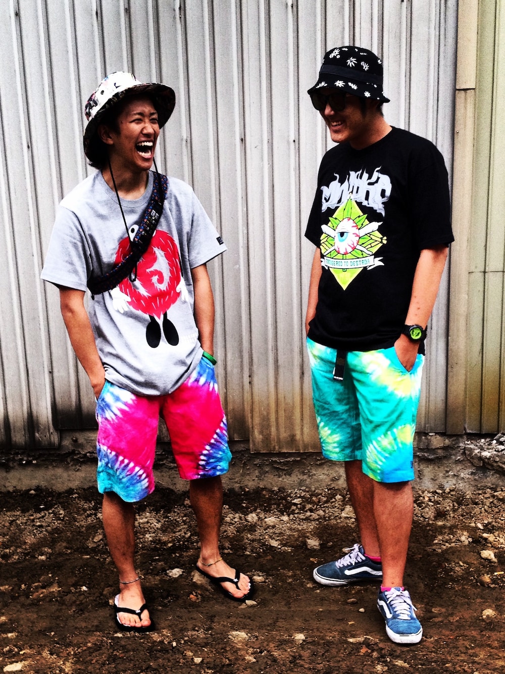 「バケットハット、タイダイ、フェス」｜「ROLLING CRADLEのアイテム（Tシャツ/カットソー、グレー系）」を使った、KENTさん（メンズ・174cm）の夏コーディネートの1枚目の写真