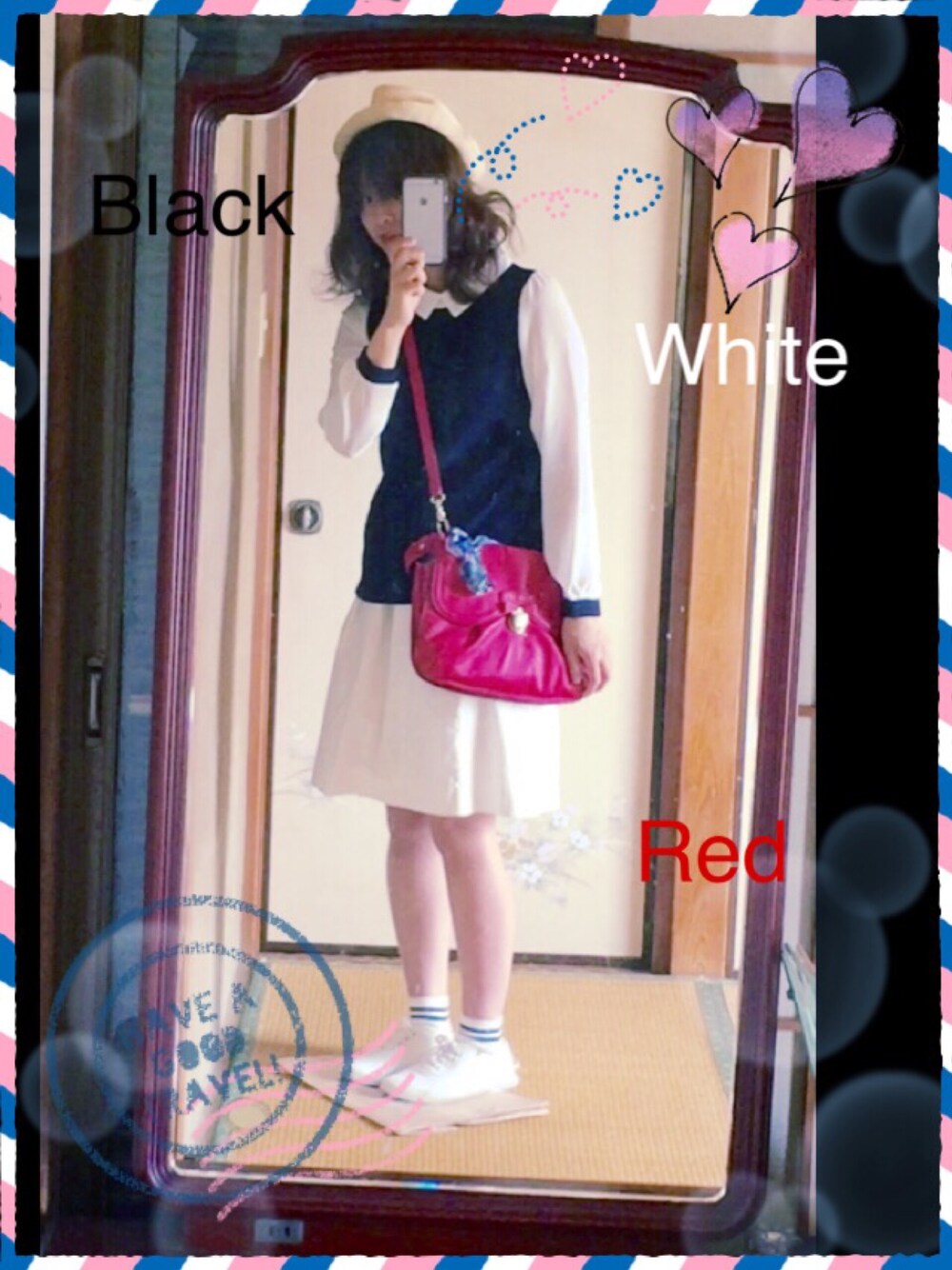 レッド系のショルダーバッグ、ホワイト系のシューズ、ホワイト系のスカートを着用したレディースの春コーディネートの1枚目の写真