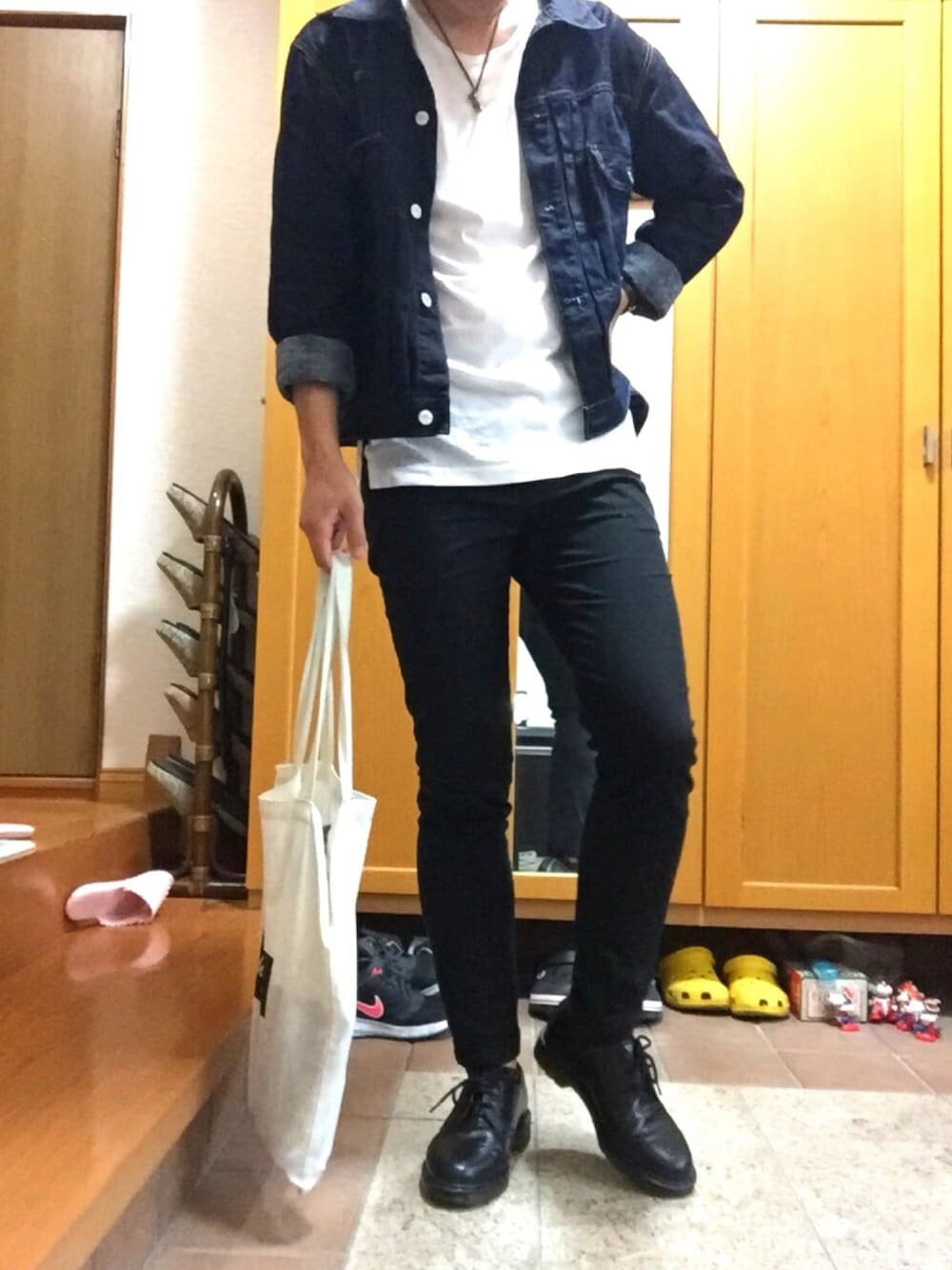 ブルー系のデニムジャケット、ホワイト系のTシャツ/カットソー、ブラック系のその他パンツを着用したメンズの夏コーディネートの1枚目の写真