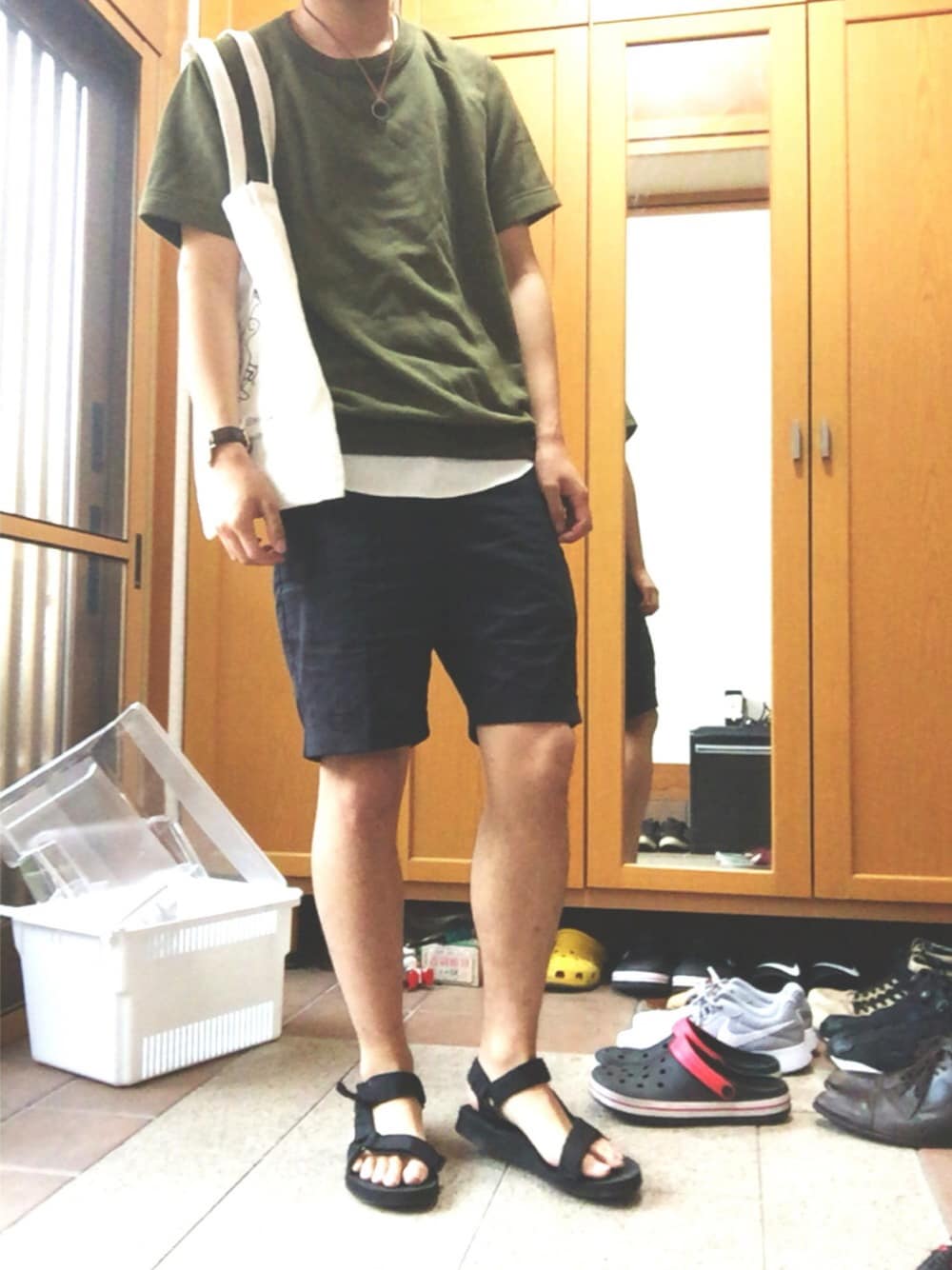 グリーン系のTシャツ/カットソー、ブラック系のその他パンツ、ブラック系のサンダルを着用したメンズの夏コーディネートの1枚目の写真
